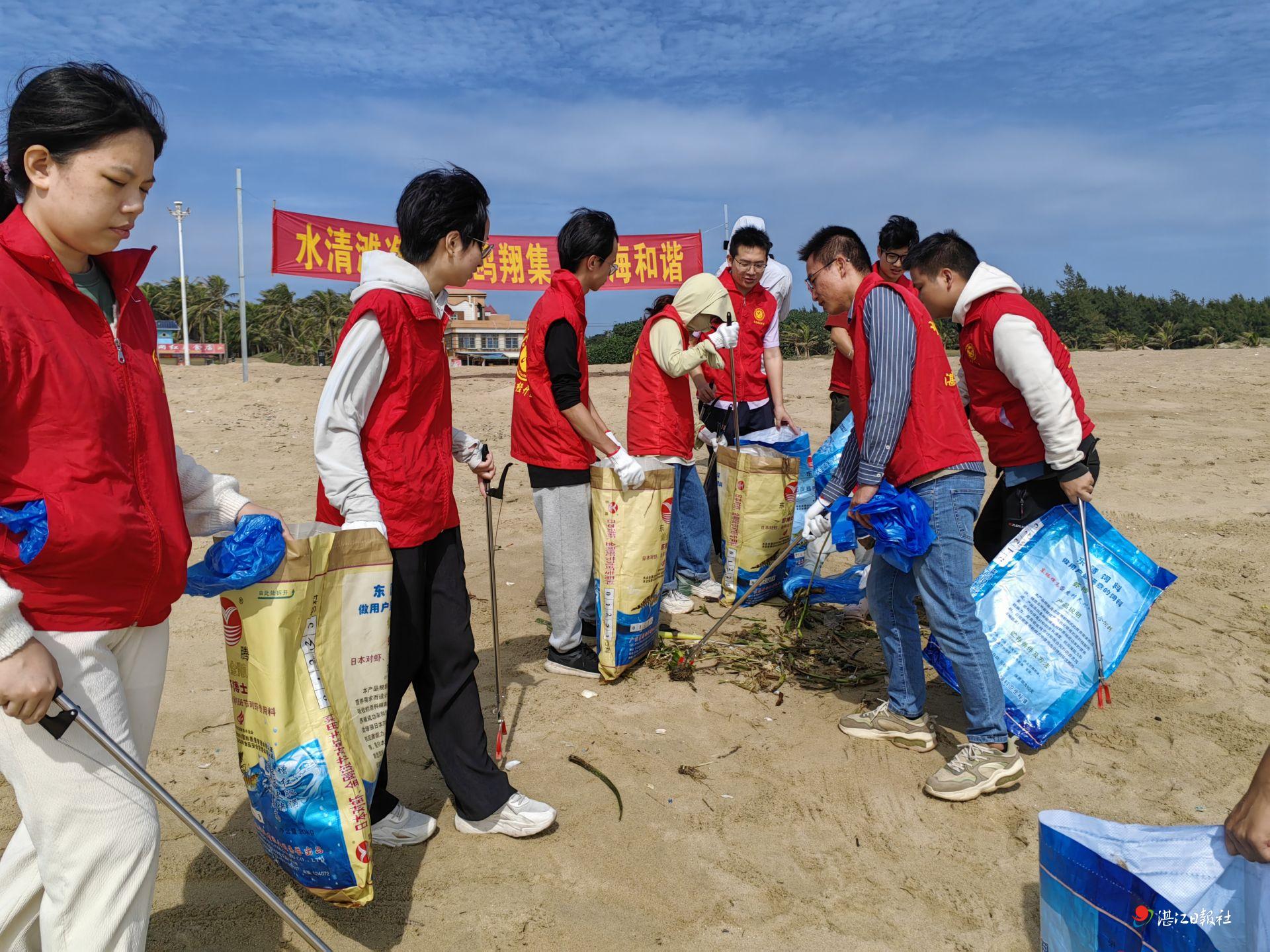 半岛·体育(综合)官方APP下载清理海滩垃圾 守护碧海蓝天(图2)