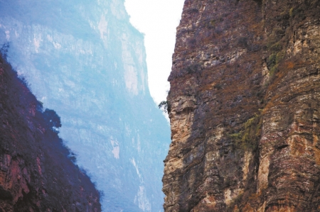 半岛综合体育凉山“悬崖村”藤梯变钢梯 险道将成旅游风景(图1)