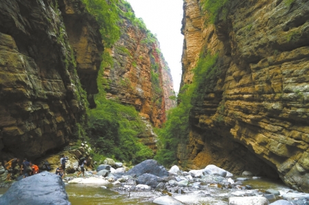 半岛综合体育凉山“悬崖村”藤梯变钢梯 险道将成旅游风景(图2)